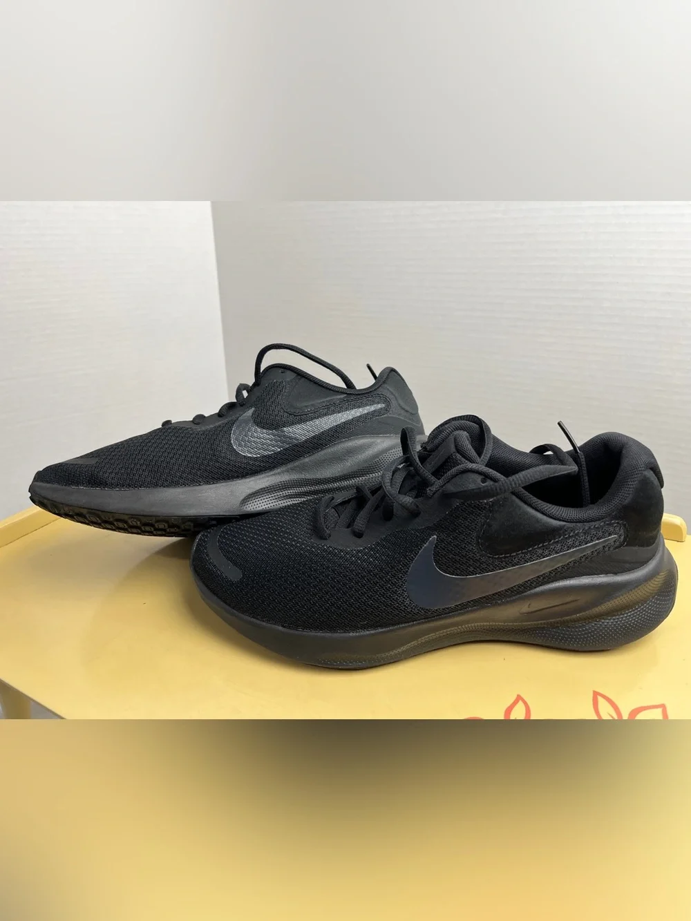 Black Nike Revolution Size 8 Women's Hardly Worn Black off Noir w OG Box - Picture 3 of 12